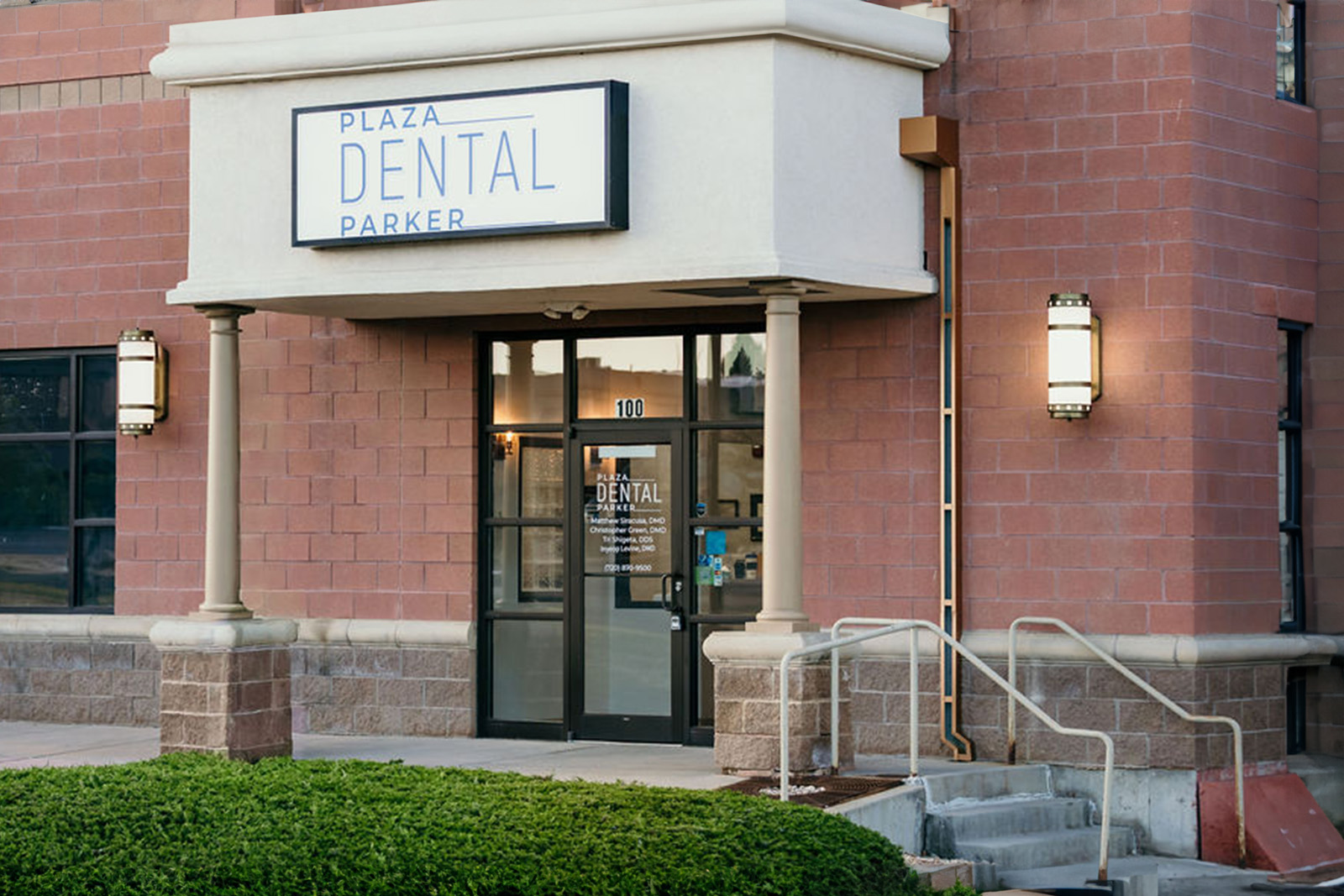 The image shows a dental practice sign with the name  Dental Park  and a sign that reads  Dental Park  above the entrance, indicating its purpose as a dental clinic.